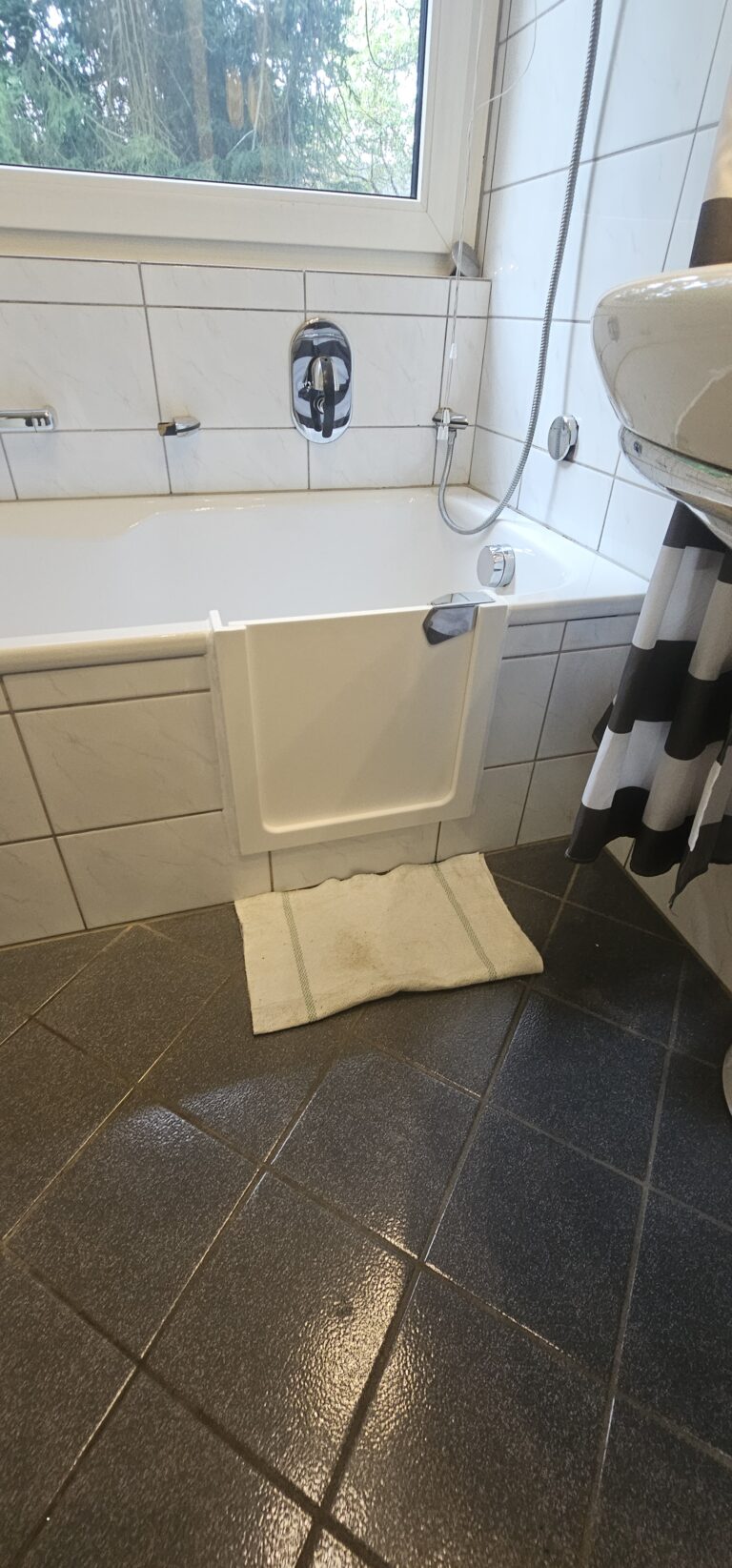 Barrierefreie Badewanne mit nachgerüsteter Tür für einfachen Einstieg. Ideal für seniorengerechte Badlösungen. - Wannentüren.de