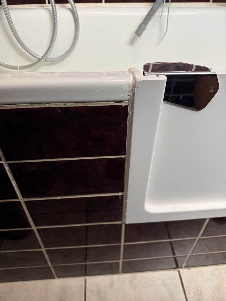 Detailansicht einer Badewanne mit nachgerüsteter Tür, ideal für barrierefreie Badlösungen und Seniorengerechte Nutzung. - Wannentüren.de