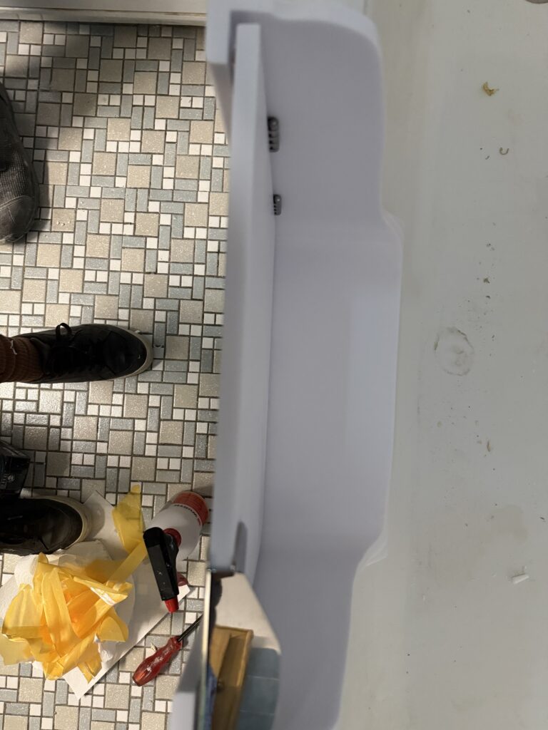 Detailaufnahme einer Badewannentür, die nachträglich in eine Badewanne eingebaut wird, für barrierefreien Zugang. - Wannentüren.de