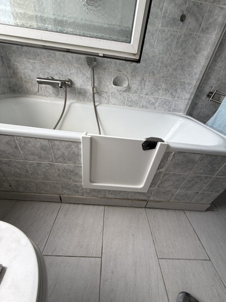 Eine Badewanne mit Tür als seniorengerechte Badlösung. Der barrierefreie Badewannenumbau ermöglicht einen sicheren Einstieg für mehr Komfort im Alter. - Wannentüren.de