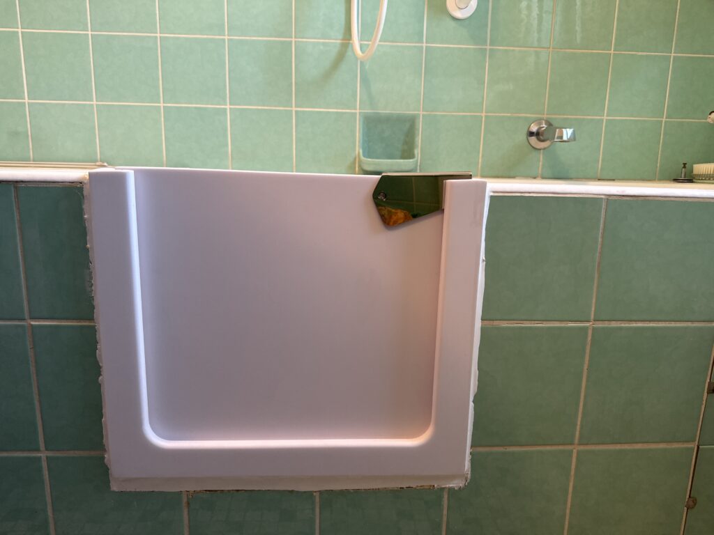 Einbau einer Badewannentür zur barrierefreien Nutzung der Badewanne für Senioren und Menschen mit eingeschränkter Mobilität. - Wannentüren.de