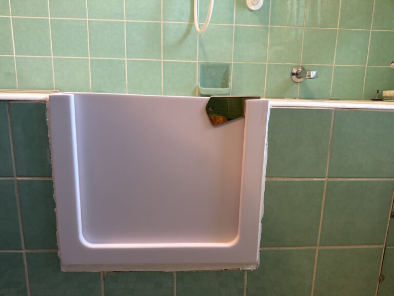 Einbau einer Badewannentür zur barrierefreien Nutzung der Badewanne für Senioren und Menschen mit eingeschränkter Mobilität. - Wannentüren.de