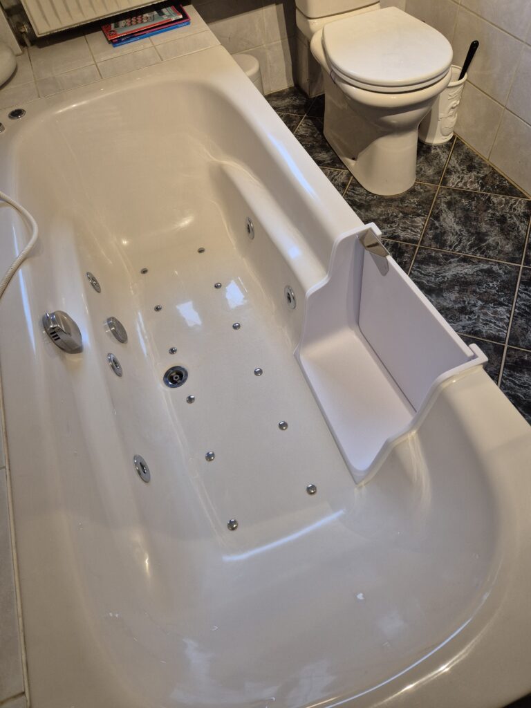 Barrierefreie Badewanne mit Einstiegshilfe und nachträglichem Einbau einer Tür für seniorengerechte Badlösungen. - Wannentüren.de