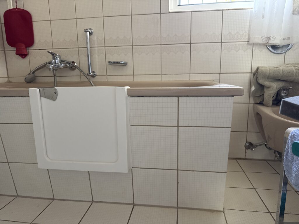 Barrierefreie Badewanne mit nachgerüsteter Tür für einfachen Einstieg, ideal für seniorengerechte Badlösungen. - Wannentüren.de