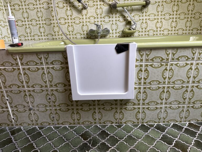 Eine Badewanne mit Tür als seniorengerechte Badlösung. Der barrierefreie Badewannenumbau ermöglicht einen sicheren Einstieg für mehr Komfort im Alter. - Wannentüren.de