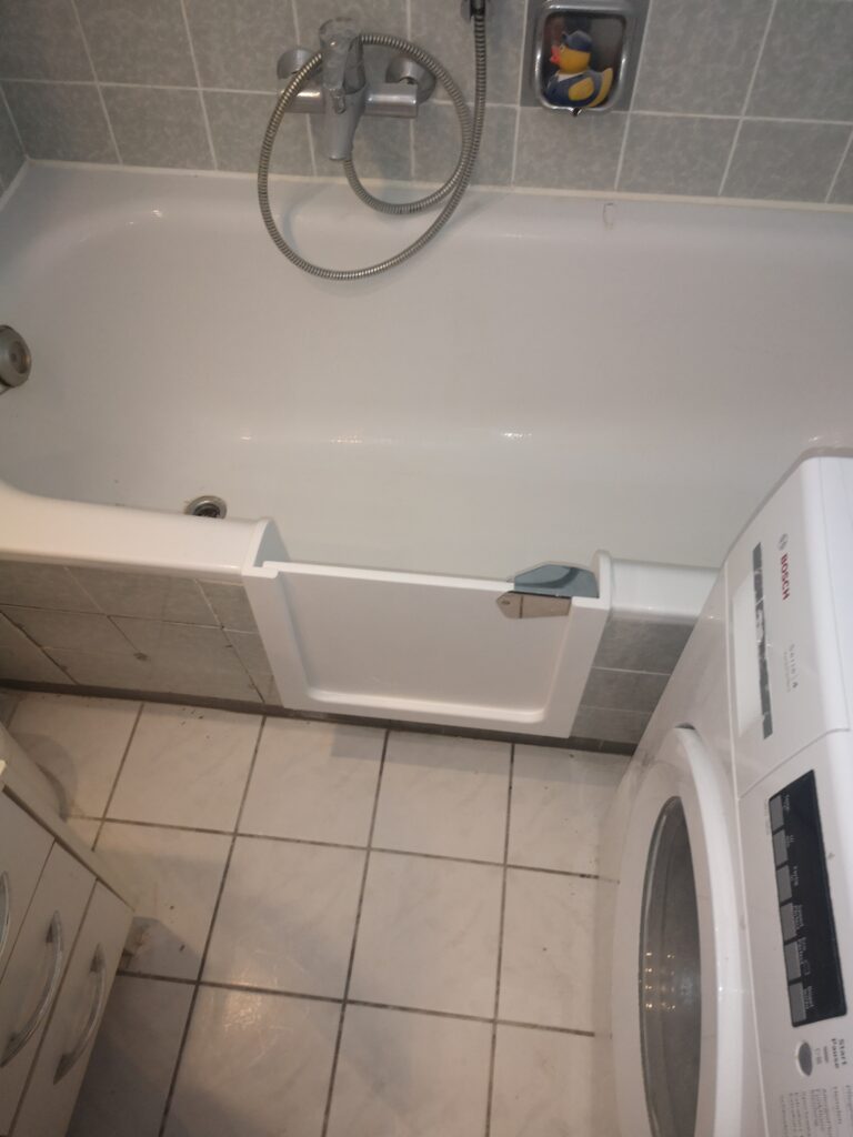 Badewanne mit nachgerüsteter Tür als Einstiegshilfe für barrierefreies Baden und seniorengerechte Badlösungen. - Wannentüren.de
