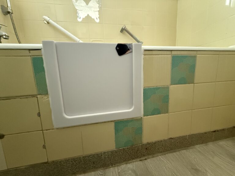 Nachträglicher Einbau einer Tür in die Badewanne für barrierefreie Nutzung und seniorengerechte Badlösung. - Wannentüren.de