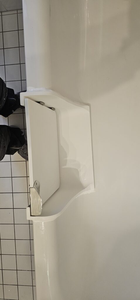 Einbau einer Badewannentür für barrierefreien Zugang zur Badewanne, ideal für seniorengerechte Badlösungen. - Wannentüren.de