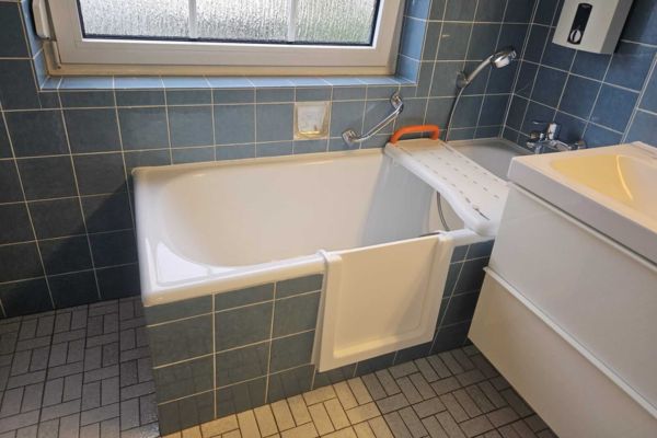 Barrierefreie Badewanne mit nachgerüsteter Badewannentür als Einstiegshilfe für Senioren und Pflegebedürftige. - Wannentüren.de