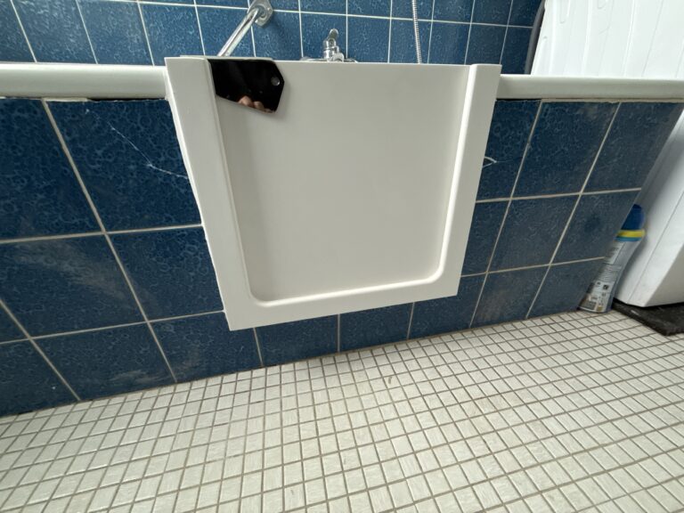 Eine Badewanne mit nachgerüsteter Tür, die als Einstiegshilfe für eine barrierefreie Badewanne dient. - Wannentüren.de