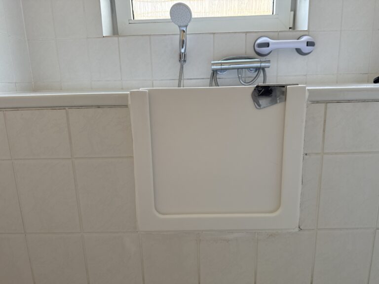 Badewannentür nachrüsten für barrierefreie Badewanne, Einstiegshilfe für Senioren und Pflegegrad Zuschuss Badumbau. - Wannentüren.de