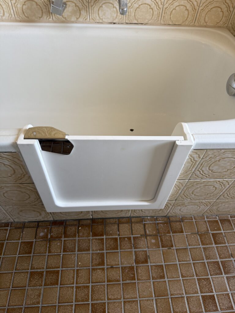 Einbau einer Badewannentür für barrierefreien Zugang zur Badewanne, ideal für seniorengerechte Badlösungen. - Wannentüren.de