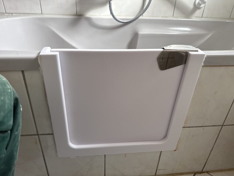 Einbau einer Badewannentür zur barrierefreien Nutzung der Badewanne für Senioren und Menschen mit Pflegegrad. - Wannentüren.de