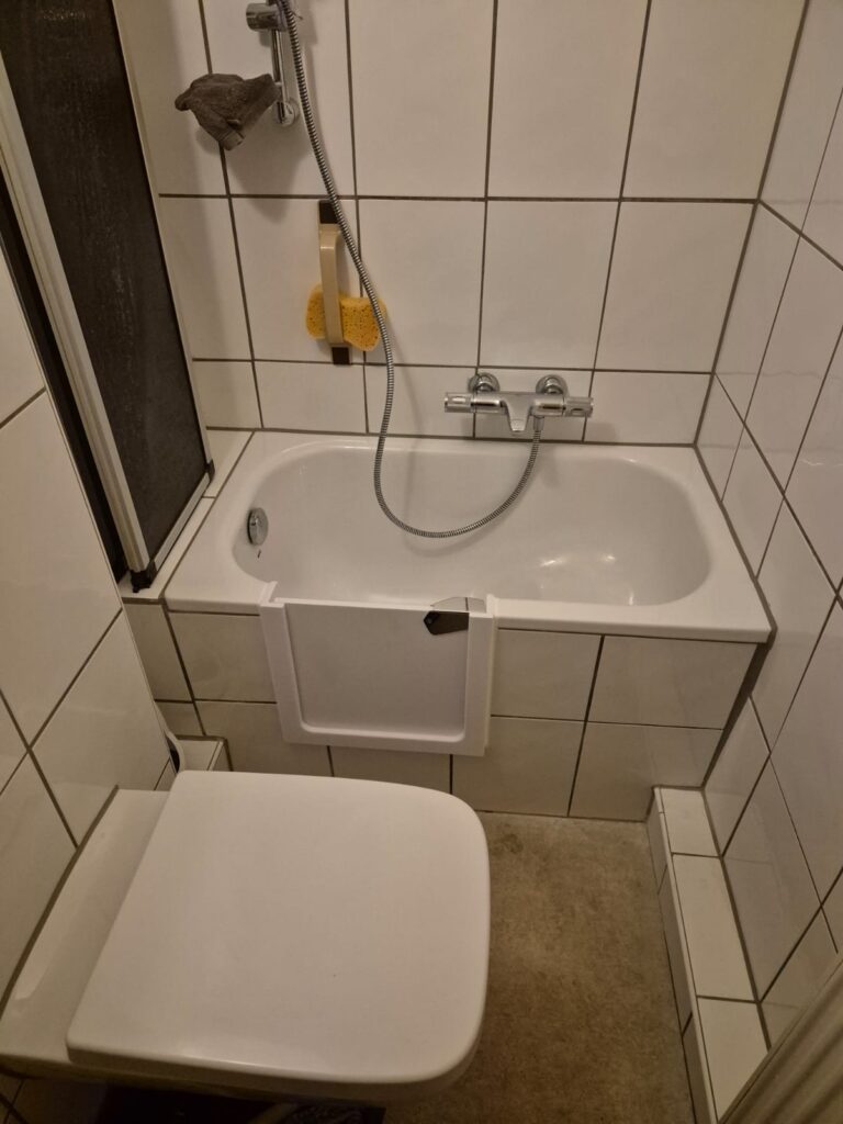 Badewanne mit Tür als Einstiegshilfe. Barrierefreier Badewannenumbau mit nachgerüsteter Badewannentür. Seniorengerechte Badlösung für einen erleichterten Wanneneinstieg. Informationen zum Pflegegrad Zuschuss für den Badumbau. - Wannentüren.de