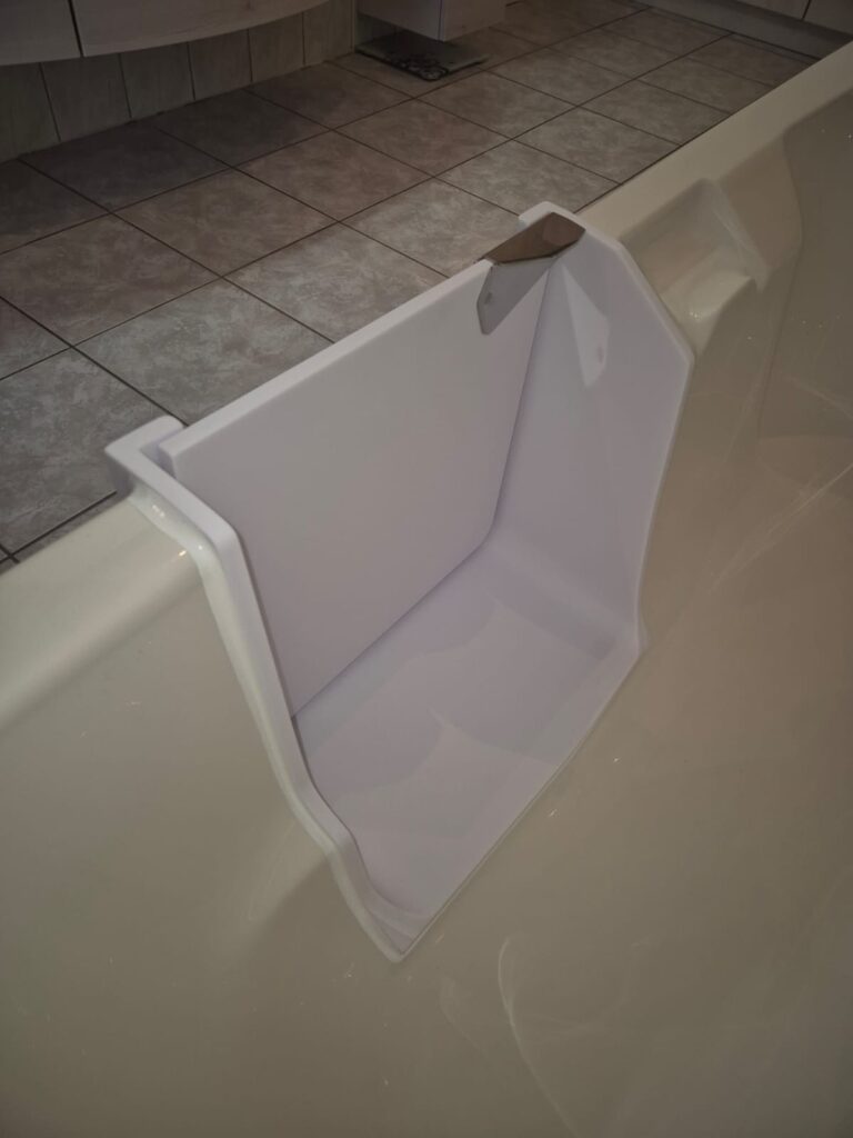 Detailaufnahme einer barrierefreien Badewanne mit Tür nach dem nachträglichen Einbau. Seniorengerechte Badlösung für bequemen Einstieg. - Wannentüren.de