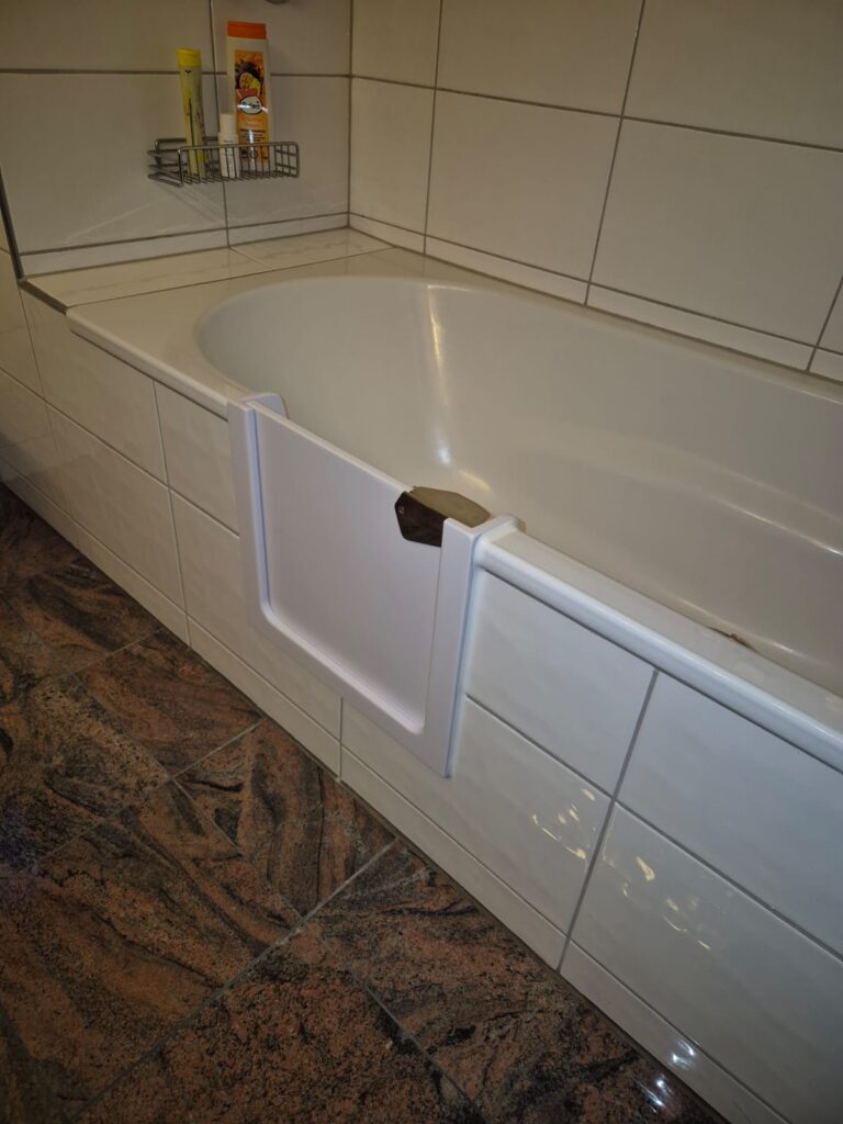 Barrierefreie Badewanne mit nachgerüsteter Badewannentür. Die Einstiegshilfe erleichtert den Zugang und Umbau zur seniorengerechten Badlösung. Wannentür Einbau für Pflegegrad Zuschuss. - Wannentüren.de