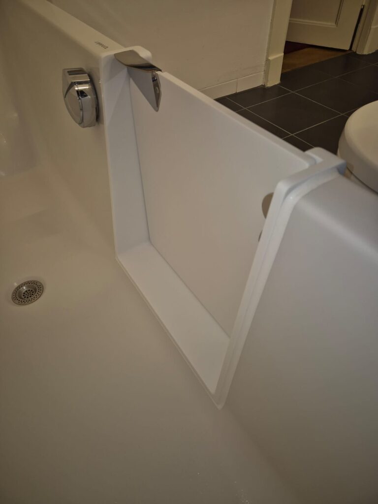 Detailaufnahme einer Badewanne mit nachgerüsteter Badewannentür als Einstiegshilfe. Barrierefreier Badewannenumbau für eine seniorengerechte Badlösung. - Wannentüren.de